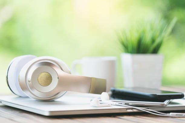 fermer le casque sur le bureau - fresh coffee audio photos et images de collection