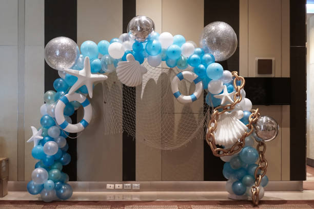 globos en el mar y el concepto de verano. globos azules y blancos para decoración interior con estrellas de mar, boya de vida y concha marina. enfoque suave. - globo decoración fotografías e imágenes de stock