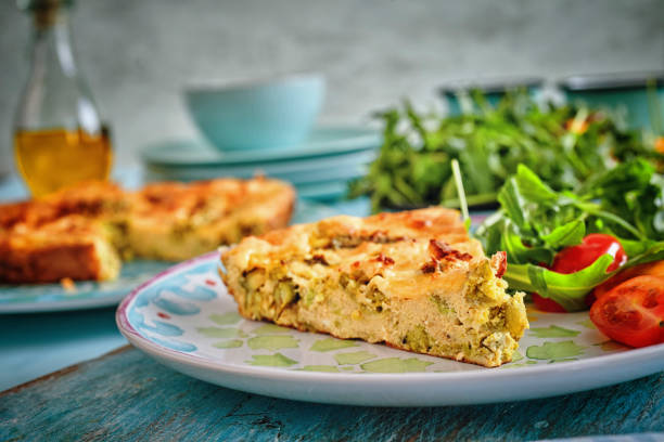 frittata mit grünem spargel, erbsen und parmesan - quiche stock-fotos und bilder