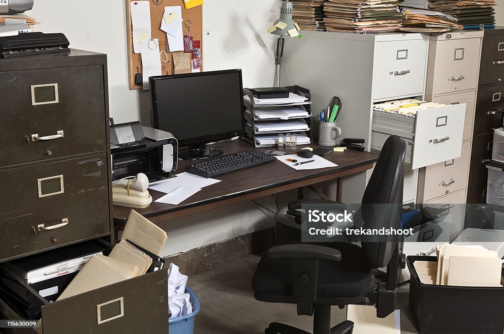 Desordenado escritorio - Foto de stock de Desordenado libre de derechos