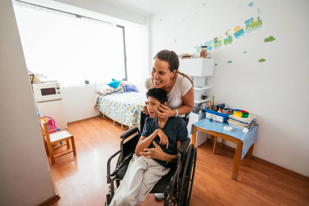 latina, madre massaggia il figlio con celebral palsy - alternative therapy foto e immagini stock