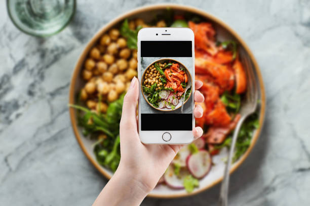 händerna med telefonen närbild bilder av mat. - mat fotografier bildbanksfoton och bilder