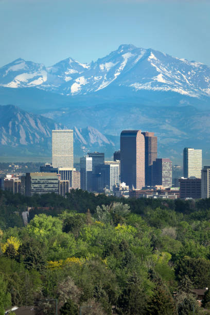 arranha-céus denver colorado downtown boulder flatirons rochas vermelhas longs peak montanhas rochosas - denver skyline - fotografias e filmes do acervo