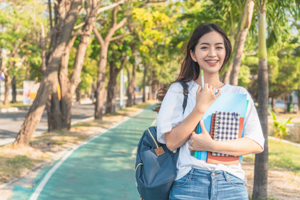 アジアの女子学生が学校の大学に戻る。 - female people group of people human face ストックフォトと画像