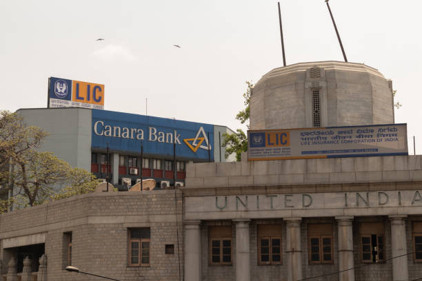 lic oder lebensversicherungsgesellschaft von indien und canara bank plakatwand auf dem gebäude in bengaluru,indien - bangalore india business building exterior stock-fotos und bilder