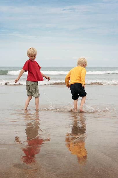 woolacombe bambini sulla spiaggia - woolacombe foto e immagini stock