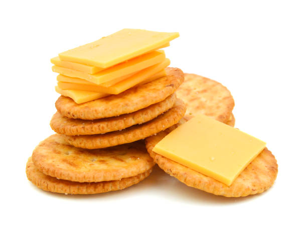 galletas con queso sobre fondo blanco - cheese and crackers fotografías e imágenes de stock