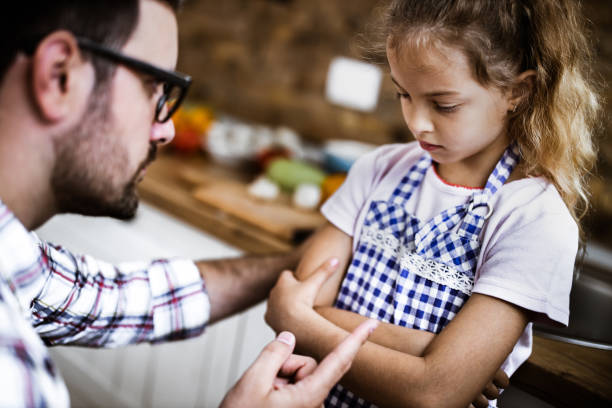 父は家で娘を叱った。 - two parent family indoors home interior domestic kitchen ストックフォトと画像