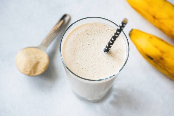 wegańskie białko banana shake - smoothie banana smoothie milk shake banana zdjęcia i obrazy z banku zdjęć