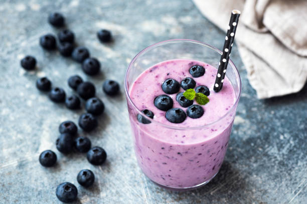 sabroso batido de arándanos en vidrio - batido de frutas fotografías e imágenes de stock