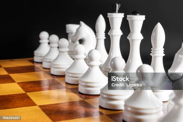 Preto xadrez rei cercado de branco xadrez peões do inimigos, guerra,  capturar, capturar, entrega 21032858 Foto de stock no Vecteezy
