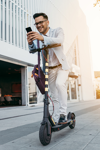 Kantine Cataract Næb Modern Man With Electric Scooter Stock Photo - Download Image Now - Push  Scooter, Electricity, Men - iStock