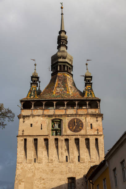 the clock tower in sighisoara - sighisoara romania sunlight day imagens e fotografias de stock
