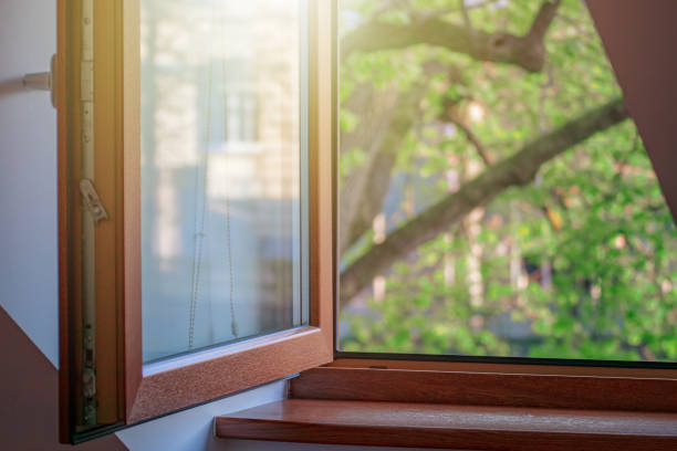 ventana abierta con marco de madera, casa acogedora - wood window fotografías e imágenes de stock