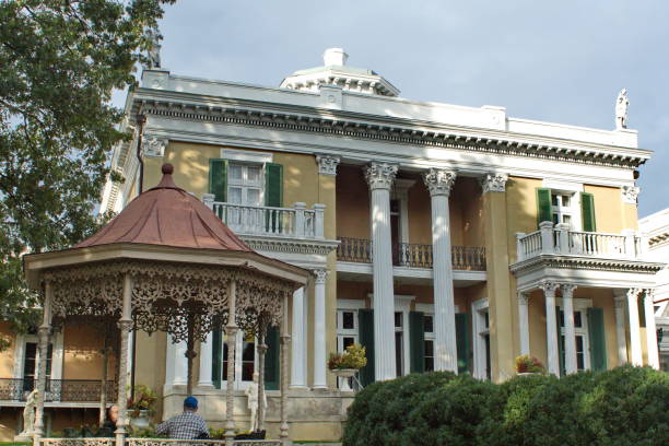 gazebo na frente da mansão de balmont - tennessee house nashville residential structure - fotografias e filmes do acervo