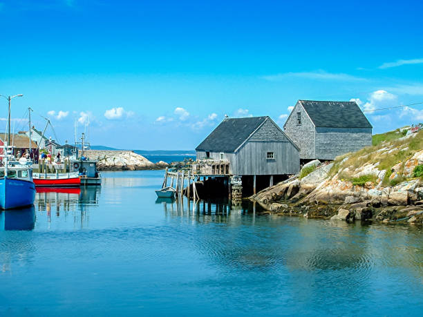 colorful fishing village of the east coast - peggy's cover, ns, canada - nova scotia extreme terrain cape breton island landscape imagens e fotografias de stock