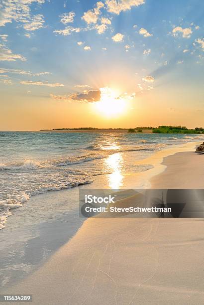 Praia De Tranquilidade Ao Pôr Do Sol - Fotografias de stock e mais imagens de Cena de tranquilidade - Cena de tranquilidade, Praia, Ao Ar Livre