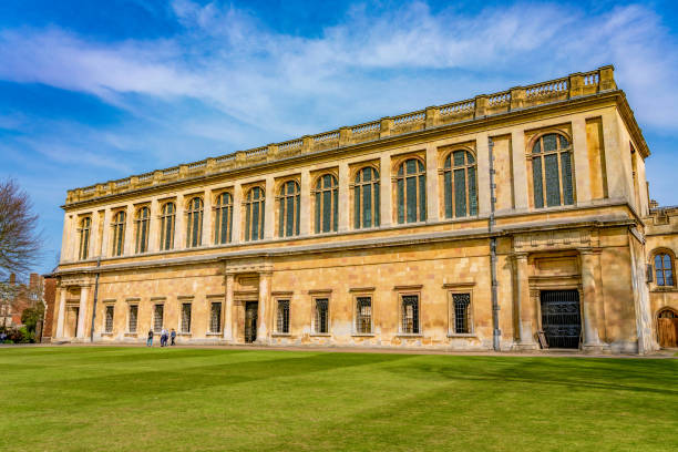 trinity college en cambridge - university courtyard uk cambridge fotografías e imágenes de stock