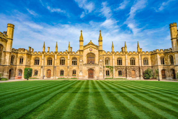 corpus christi college - university courtyard uk cambridge fotografías e imágenes de stock