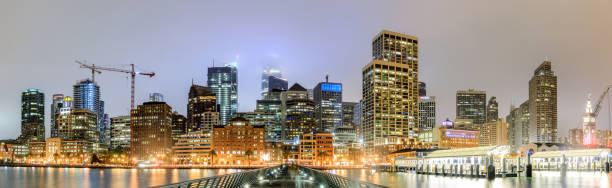 skyline panorâmico de san francisco em céus nevoento como visto do cais 14. - port of san francisco - fotografias e filmes do acervo