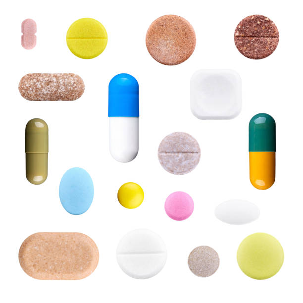 jogo de comprimidos e de cápsulas coloridos diferentes isolados no fundo branco - painkiller vitamin pill full frame macro - fotografias e filmes do acervo