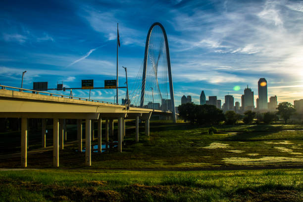 istock Hamilton Hunt Hill Bridge at Dallas Texas Sunrise 1156361952