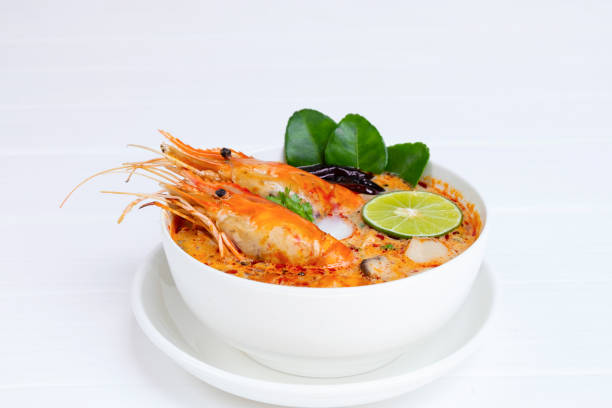 톰 yum goong 또는 새우 수프 매운 신 수프 태국 전통 음식은 흰색 나무 배경에 상단보기에서 칠리, 라임, 생강, 갈란갈, 레몬 그라스, 라임 잎을 포함합니다. - sour taste green traditional culture lemon 뉴스 사진 이미지