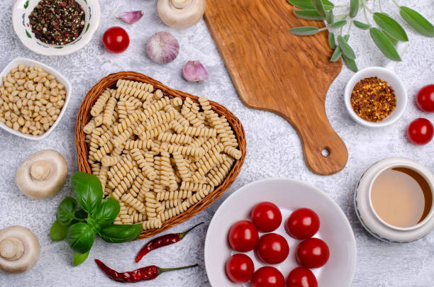 trockene pasta mit gemüse - italian cuisine gluten free food tomato herb stock-fotos und bilder