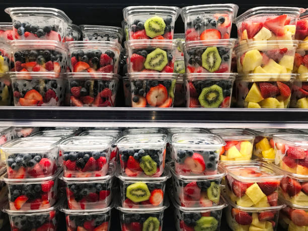 cajas de fruta fresca en un mercado - kiwi vegetable cross section fruit fotografías e imágenes de stock