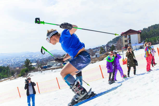 le skieur masculin adulte fait un saut sur un saut de ski sur une pente de ski - winter olympic games photos et images de collection