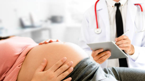 pregnant woman and gynecologist doctor at hospital - stethoscope blue healthcare and medicine occupation imagens e fotografias de stock