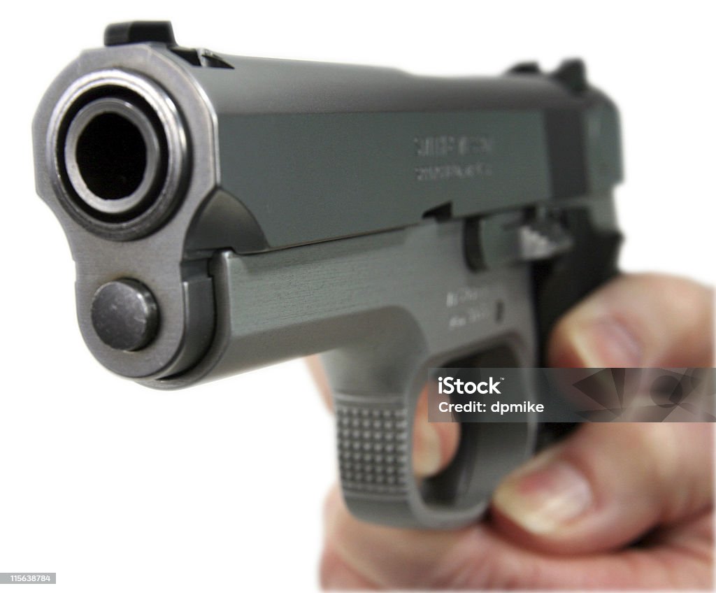 Pistola de 9 mm, aislado en blanco con trazado de recorte - Foto de stock de Arma de mano libre de derechos