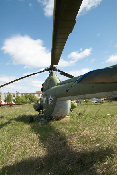 vieux hélicoptère mi-2 sur l'herbe. yalutorovsk. russie - pilot cockpit airplane training photos et images de collection