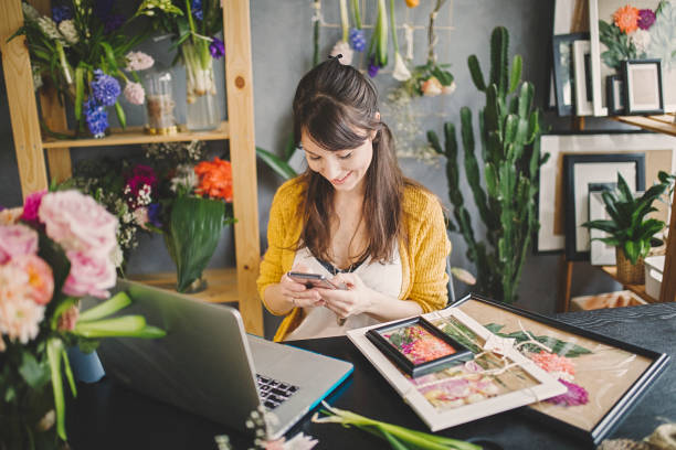 la meilleure façon de garder le client heureux est de garder le contact avec eux - florist telephone flower business photos et images de collection