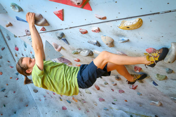 실내 등반 벽에 등반 하는 십대 소년 훈련 - climbing wall rock climbing holding reaching 뉴스 사진 이미지