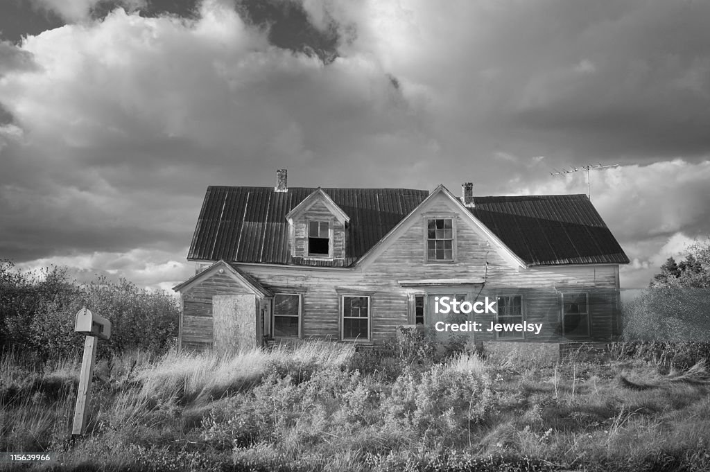 Sinistra casa abandonada - Foto de stock de Abandonado royalty-free