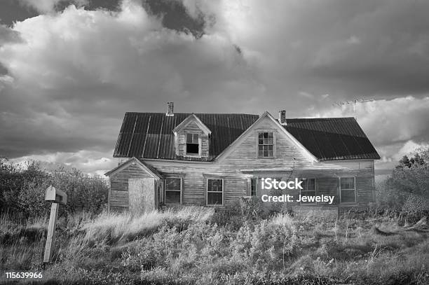 Assustadora Abandonada Casa - Fotografias de stock e mais imagens de Abandonado - Abandonado, Acabado, Antigo