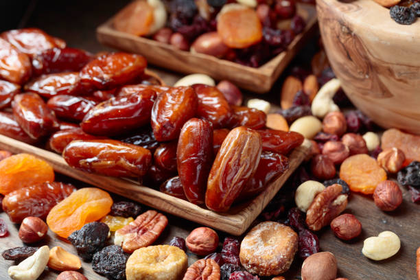 나무 접시에 다양한 말린 과일과 견과류. - dried fig brown color image dried food 뉴스 사진 이미지