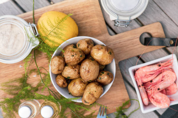 mid sommar mat - potatis sweden bildbanksfoton och bilder