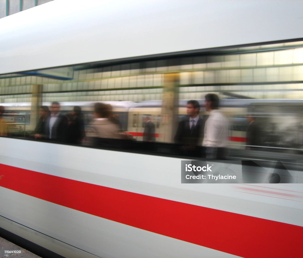 Trem chega na estação - Foto de stock de Trem royalty-free