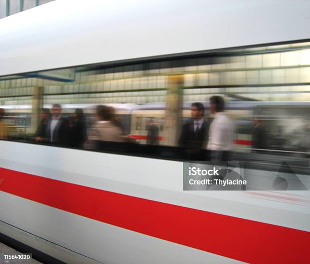 Foto de Trem Chega Na Estação e mais fotos de stock de Trem - Trem, Gelo, Embarcar