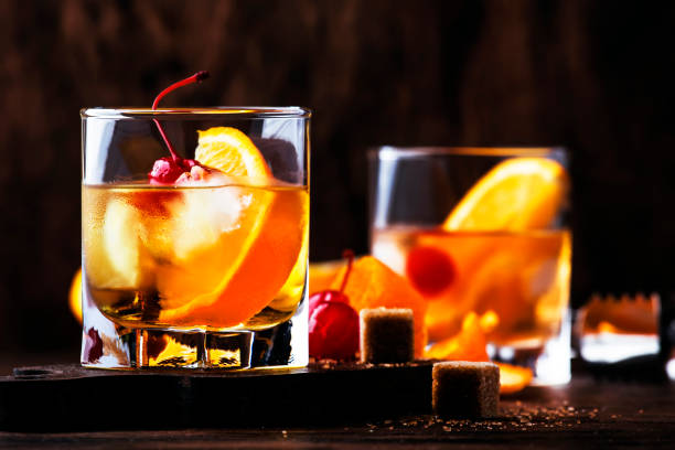 old fashioned - klasyczny koktajl alkoholowy z whisky bourbon, gorzki, cukier trzcinowy i lód w retro szklanki na vintage bar licznik, miejsce na tekst - russian culture black cocktail vodka zdjęcia i obrazy z banku zdjęć