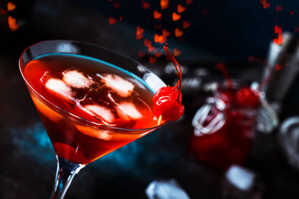 классический алкогольный коктейль манхэттен с бурбоном, красным вемутом, горьким, ледяным и коктейльным вишней в стекле, серым барным фоно� - manhattan cocktail cocktail drink cherry стоковые фото и изображения