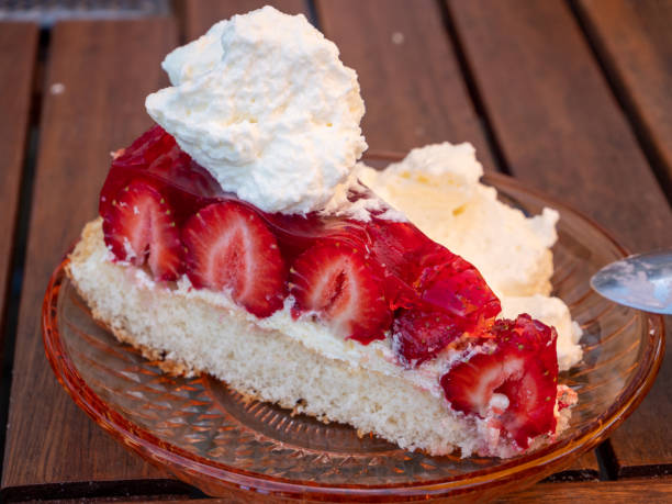 köstliches stück erdbeerkuchen - strawberry tart stock-fotos und bilder