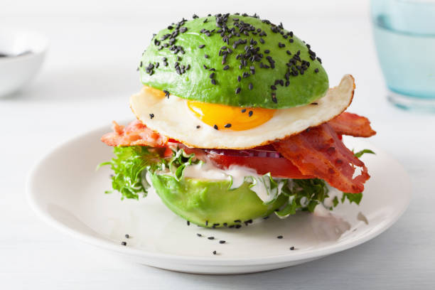 hamburguesa de desayuno de aguacate keto paleo diet con tocino, huevo, tomate - dieta paleolítica fotografías e imágenes de stock