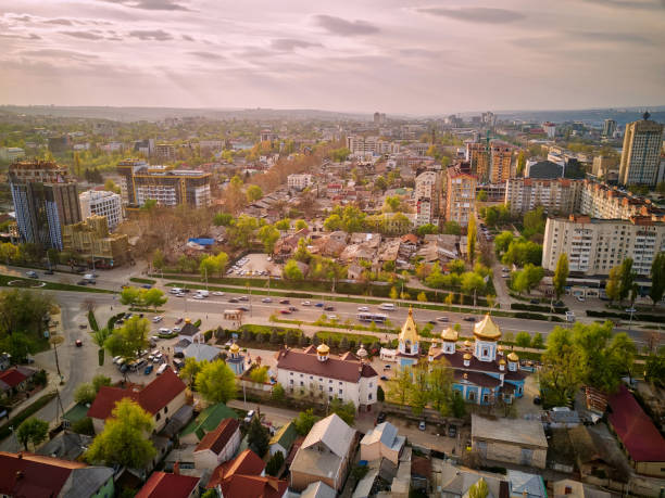 vista aerea con droni della chiesa cristiana nella città di kishinev - moldavia europa orientale foto e immagini stock
