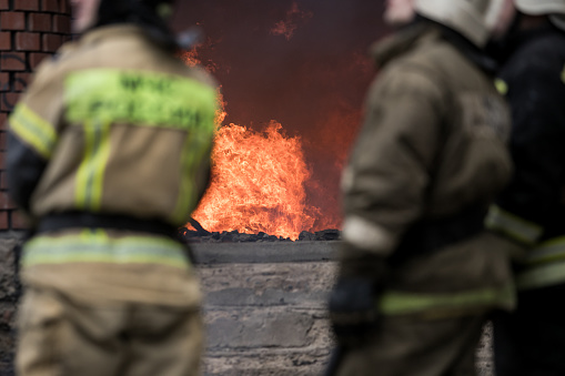 Rescate de bomberos trabajando de edificio en llamas y incidentes de humo. photo