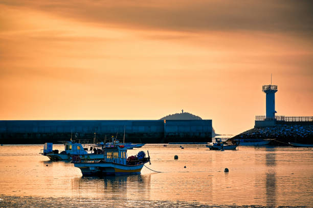 istock Sunset at Gungpyung Port VD702 1156437786