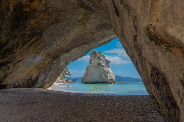 cathedral cove, península de coromandel, isla norte, nueva zelanda - new zealand cathedral cove sea sand fotografías e imágenes de stock