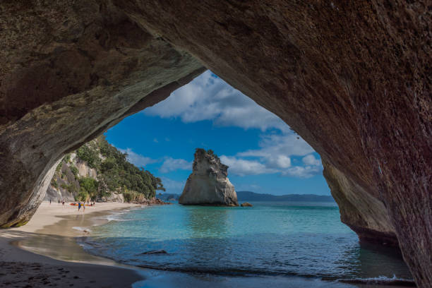 cathedral cove, península de coromandel, isla norte, nueva zelanda - new zealand cathedral cove sea sand fotografías e imágenes de stock